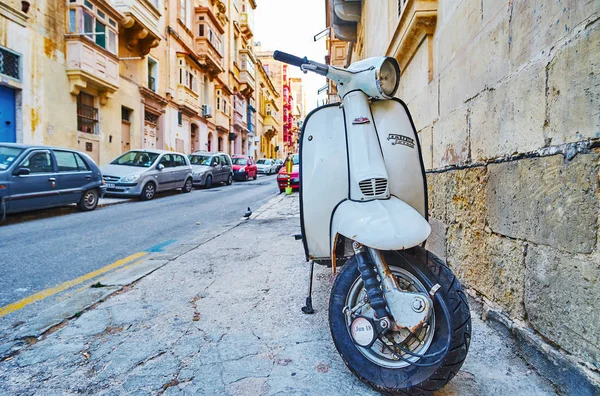 De Vintage brommer in Valletta, Malta — Stockfoto