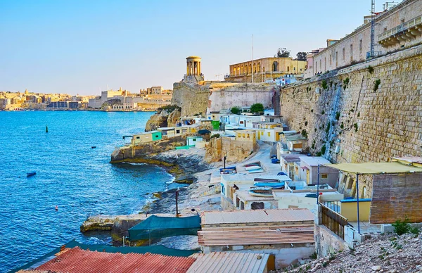 Pequeño pueblo de pescadores en las murallas de La Valeta, Malta — Foto de Stock