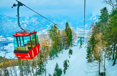 Kırmızı teleferik kabini, Bad Ischl, Salzkammergut, Avusturya