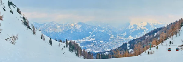 Panorama van de hellingen van Mount Katrin en de vallei van Bad Ischl, Salzkammer — Stockfoto