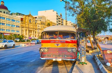 Retro otobüste ilginç hediyelik eşya mağazası, Sliema, Malta