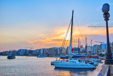 Yatyelkenlerinin arkasında gün batımı, Sliema, Malta