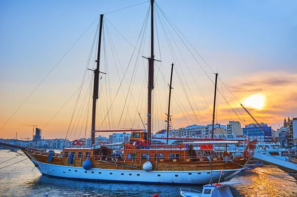 Yate de vela en Sliema shore, Malta — Foto de Stock
