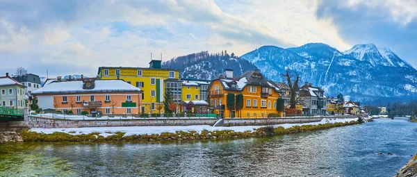 Las mansiones junto al río Ttaun, Bad Ischl, Salzkammergut, Austria — Foto de Stock