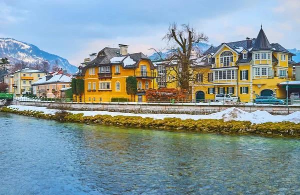 Las casas a lo largo del río Traun, Bad Ischl, Salzkammergut, Aust — Foto de Stock