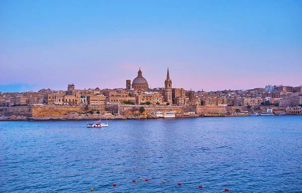 Сумерки над Валлеттой, Мальта — стоковое фото