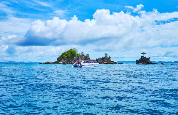 De speedboot op het rotsachtige Khai Nui-eiland, Phuket, Thailand — Stockfoto