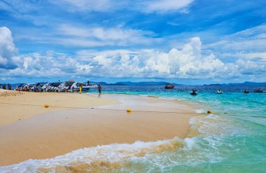 Khai Nai adasının kum plajı, Phuket, Tayland