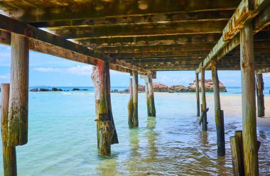 Ahşap kulübenin altında, Khai Nai adası, Phuket, Tayland 