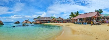 Ahşap kulübeler ile Panorama, Khai Nai adası, Phuket, Tayland 