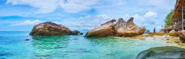 Kayalarla deniz manzarası, Khai Nai adası, Phuket, Tayland 