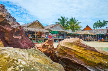Kırmızı kayadan manzara, Khai Nai adası, Phuket, Tayland 