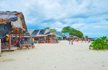 Kumlu Khai Nai adası boyunca yürüyün, Phuket, Tayland