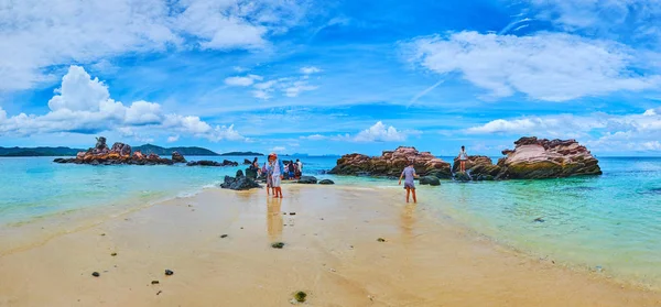 La estrecha saliva de arena, isla de Khai Nai, Phuket, Tailandia — Foto de Stock