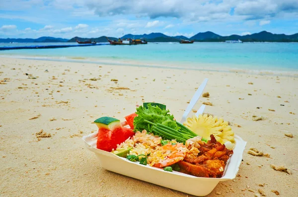 Il pranzo sull'isola di Khai Nai, Phuket, Thailandia — Foto Stock