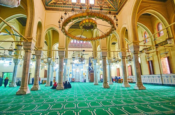 Sala de rugăciune a Moscheii Al-Sayeda Fatima El-Nabaweya, Cairo, E — Fotografie, imagine de stoc