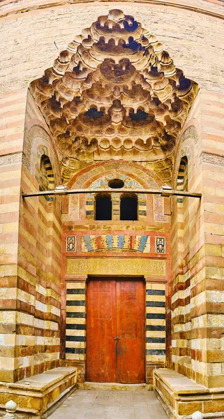 La puerta de la mezquita Umm Al-Sultan Shaban y Madrasa, El Cairo, Egyp — Foto de Stock