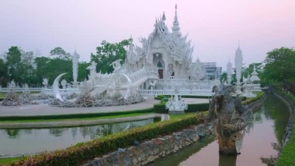 参观白庙 瓦荣坤 在日落 享受其独特的建筑在昏暗的紫色的夜空 — 图库视频影像