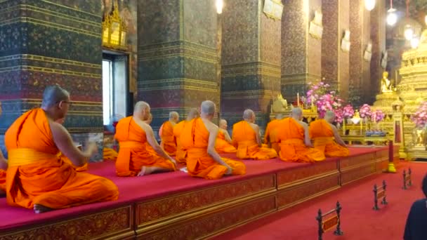 2019년 22일 방콕에서 22일 단지의 우보소트에서 예배를 드리는 승려들이 기도합니다 — 비디오