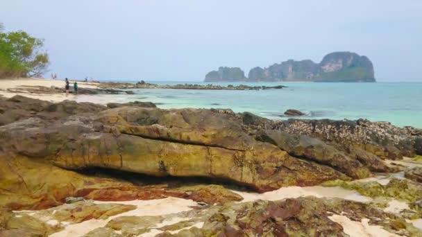 Klipporna Sandstranden Bamboo Beach Mai Phai Bamboo Island Med Utsikt — Stockvideo