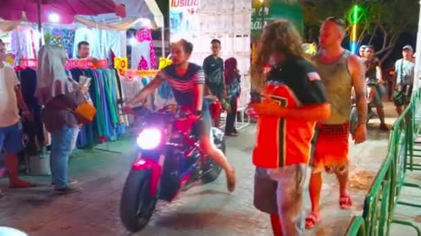 Nang Thailand Abril 2019 Beco Lotado Mercado Noturno Com Motociclistas — Vídeo de Stock