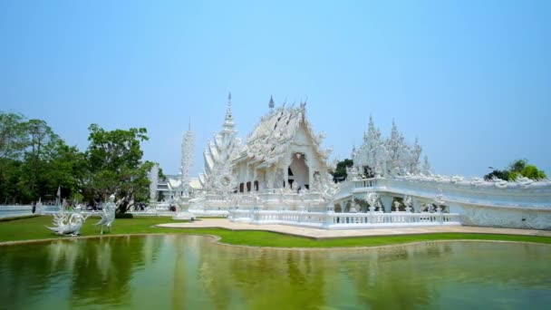 泰国清莱 2019年5月9日 白庙外 Wat Rongkhun 与华丽的重生周期桥横跨湖泊 天门和灿烂的乌博索 5月9日在清莱 — 图库视频影像