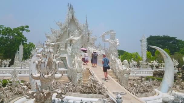 Chiang Rai Thailand Mei 2019 Toeristen Betreden Brug Van Wedergeboorte — Stockvideo