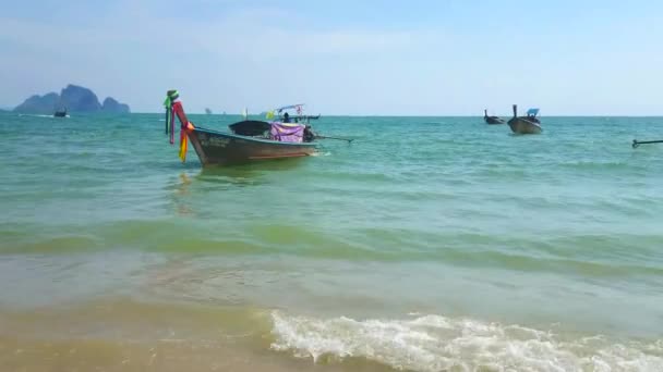 アオナン 2019年4月25日 伝統的な木製のロングテールボートがアオナン中央ビーチの海岸で波に揺れる 4月25日 アオナンで — ストック動画