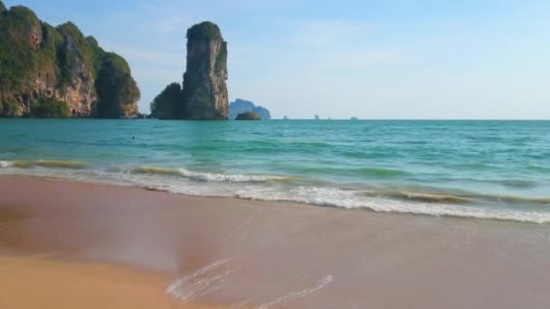 巨大な岩の形成 アンダマン海と黄金の砂の穏やかな波 アオナン クラビ タイの景色を眺めながら 絵のように美しいモンキービーチでリラックス — ストック動画
