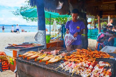 Khai Nok adasında ızgara deniz ürünleri, Phuket, Tayland