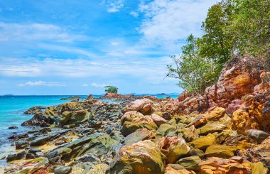 Khai Nai adasının renkli taş sahili, Phuket, Tayland