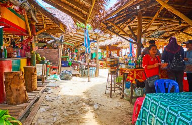 Khai Nai adasında lounge bölgesi, Phuket, Tayland