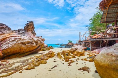 Khai Nai ada sahili kayalar arasında yürüyün, Phuket, Tayland