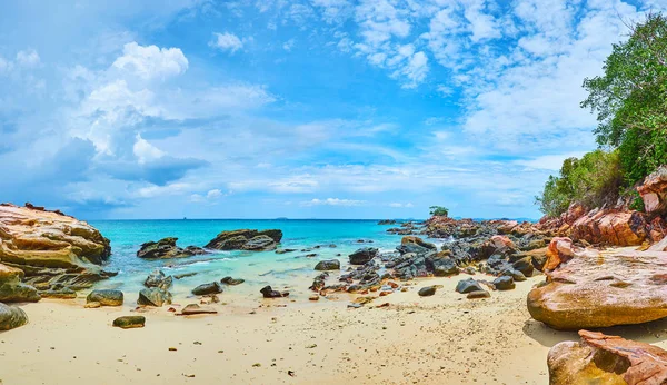 Panorama com costa rochosa, ilha de Khai Nai, Phuket, Tailândia — Fotografia de Stock
