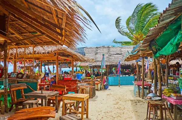 Wąska aleja wśród barów na plaży, Khai Nai Island, Phuket, tajski — Zdjęcie stockowe