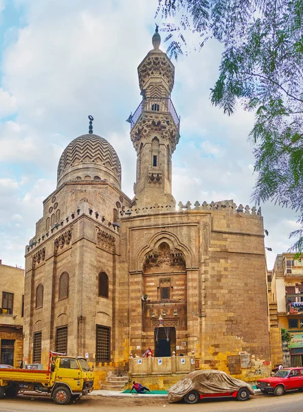 Mezquita histórica en la calle Al-Saleeba, El Cairo, Egipto — Foto de Stock