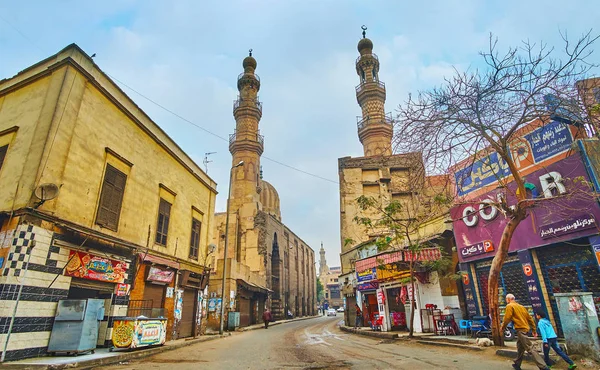 Dois minaretes na rua Al-Saleeba, Cairo, Egito — Fotografia de Stock