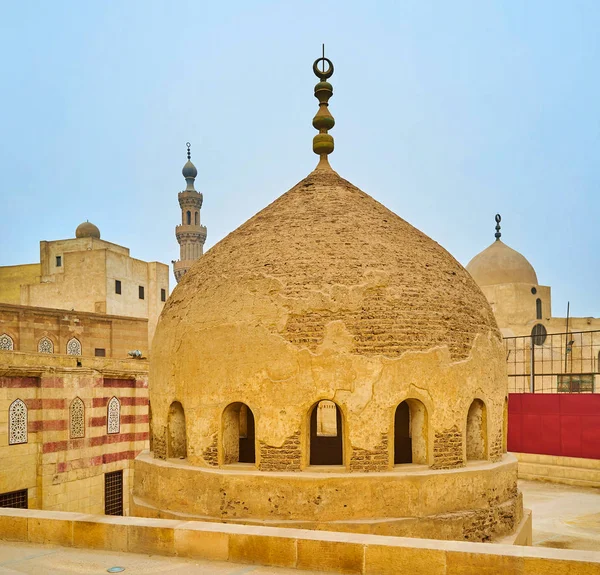The shabby cupola of Amir Khayrbak complex, Cairo, Egypt — Stock Photo, Image