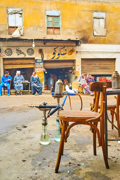 Pequeña casa de té al aire libre en la calle shabby, El Cairo, Egipto — Foto de Stock