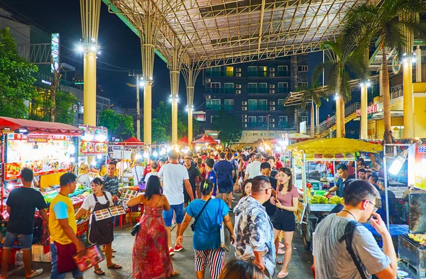 Cesta k potravinovém dvoře, Banzaan Night Bazaar, Patong, Phuket, thajština — Stock fotografie