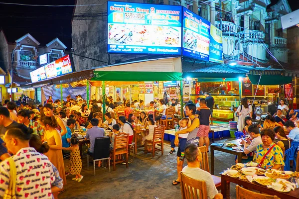 Potravinový dvůr venkovních restaurací, Patong, Phuket, Thajsko — Stock fotografie