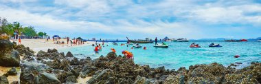Khai Nok adasının kalabalık plajı, Phuket, Tayland