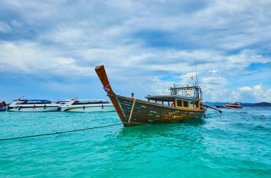 Tekne, Khai Nok adasında demirlemiş, Phuket, Tayland