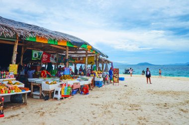 Khai Nok adasında taze meyve ve atıştırmalıklar, Phuket, Tayland