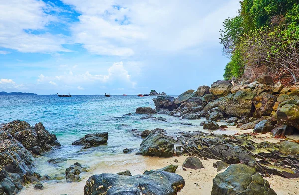 De rotsachtige kust van Khai Nok Island, Phuket, Thailand — Stockfoto