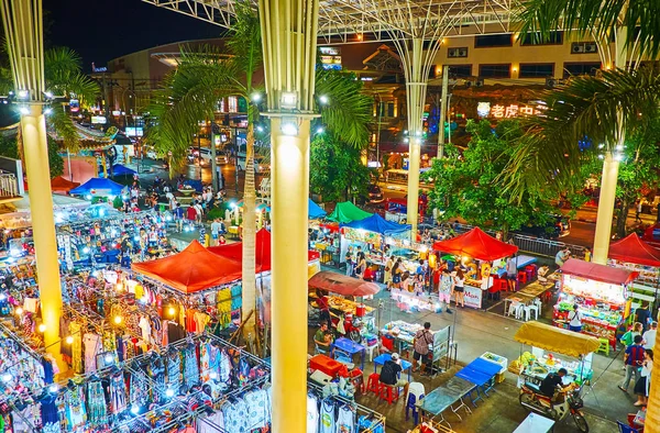 Breng de avond door in Banzaan Night Bazaar, Patong, Phuket, Thail — Stockfoto