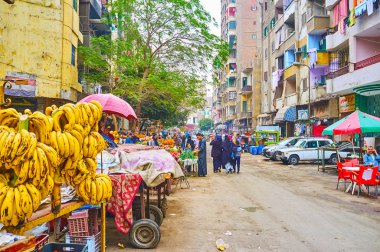 Sebaeyin çarşısı gibi Souq kirli sokak, Kahire, Mısır