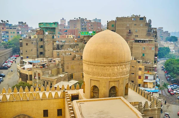 The shabby Cairo quarters behind the dome of Amir Sarghatmish mo — Stock Photo, Image