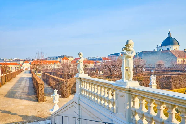 Belvedere Garden'da oyulmuş heykellerle oyulmuş korkuluklar,