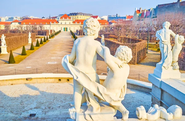 Las esculturas en la fuente en Belvedere Garden, Viena, Aust — Foto de Stock